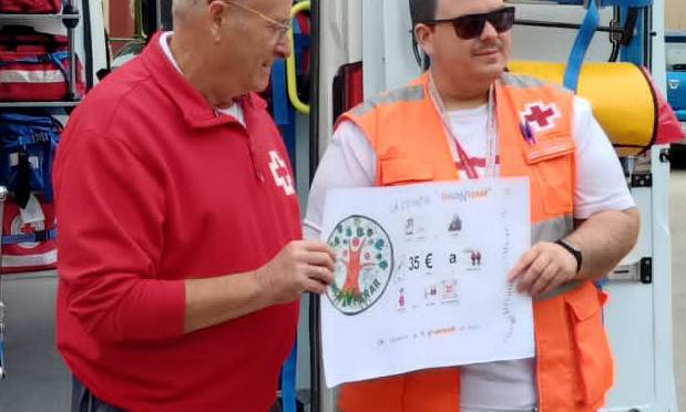 VOLUNTARIOS DE CRUZ ROJA RECIBEN EL CHEQUE DE LA COOPERATIVA